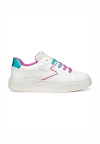 Sneakers bianchi con suola in gomma testurizzata, dotati di accenti metallici multicolori in rosa, turchese e viola sul tallone e nei lacci.