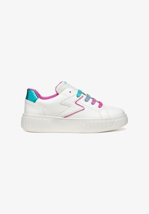 Baskets blanches avec une semelle en caoutchouc texturée, présentant des accents métalliques multicolores en rose, turquoise et violet sur le talon et les lacets.