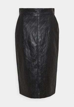 Sort imitert læder blyantskørt med høj talje og detaljering i midtersøm, knælængde, vist mod en hvid baggrund.