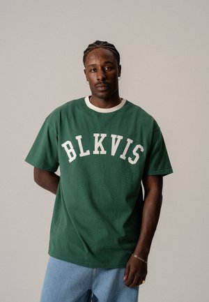 BLKVIS BIG LOGO TEE UNISEX - Potiskana majica - bottle green