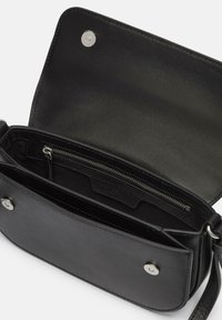 Schwarze Leder-Crossbody-Tasche mit glatter Oberfläche, ausgestattet mit einem Reißverschlussfach, Druckknopfverschluss und silbernen Hardware-Akzenten.