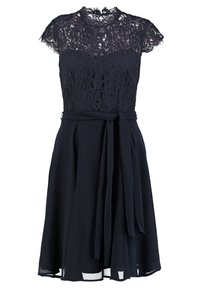 Robe bleu marine avec un corsage en dentelle à manches courtes et une jupe fluide et lisse. Comprend une ceinture à nouer à la taille pour une silhouette ajustée.