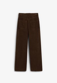 Pantalones de pana marrones con corte recto, que cuentan con dos bolsillos traseros y una textura visible de la tela acanalada.