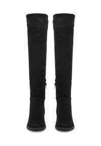 Coppia di stivali alti in camoscio nero con tacchi a blocco e cerniere laterali, in piedi su uno sfondo bianco.