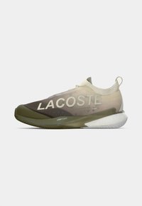 Αθλητικό παπούτσι Lacoste με ανώτερο μέρος σε γραδατικές αποχρώσεις μπεζ και ελαιοκαφέ, υφή μοτίβου, λεπτομέρειες λογότυπου και λευκή, μαλακή σόλα.