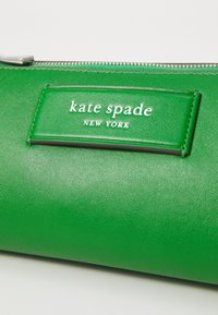 kate spade new york LABEL SMOOTH POCHETTE - Rankinė - watercress