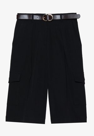 Pantaloni cargo neri realizzati in tessuto leggero, con taglio dritto, tasche laterali e una cintura in pelle marrone con fibbia argentata.