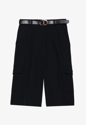 Zwarte cargokortingen gemaakt van lichtgewicht stof, met een rechte snit, zijzakken en een leren riem in bruin met een zilveren gesp.