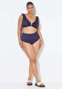 Set bikini con scollatura profonda a V, spalline arricciate e stampa leopardata in blu navy con accenti rosa; abbinato a culotte a vita alta.