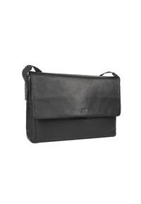 Borsa a tracolla in pelle nera con design piatto, chiusura a patta magnetica, tracolla regolabile e dettaglio del logo argentato sulla parte anteriore.