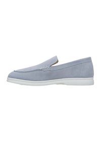 Jasnoniebieskie zamszowe loafersy z niską białą podeszwą, charakteryzujące się przeszyciami i designem na wsuwanie, gładka tekstura bez dodatkowych akcesoriów.