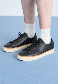 BRADLEY WELT UNISEX - Sporta apavi - black