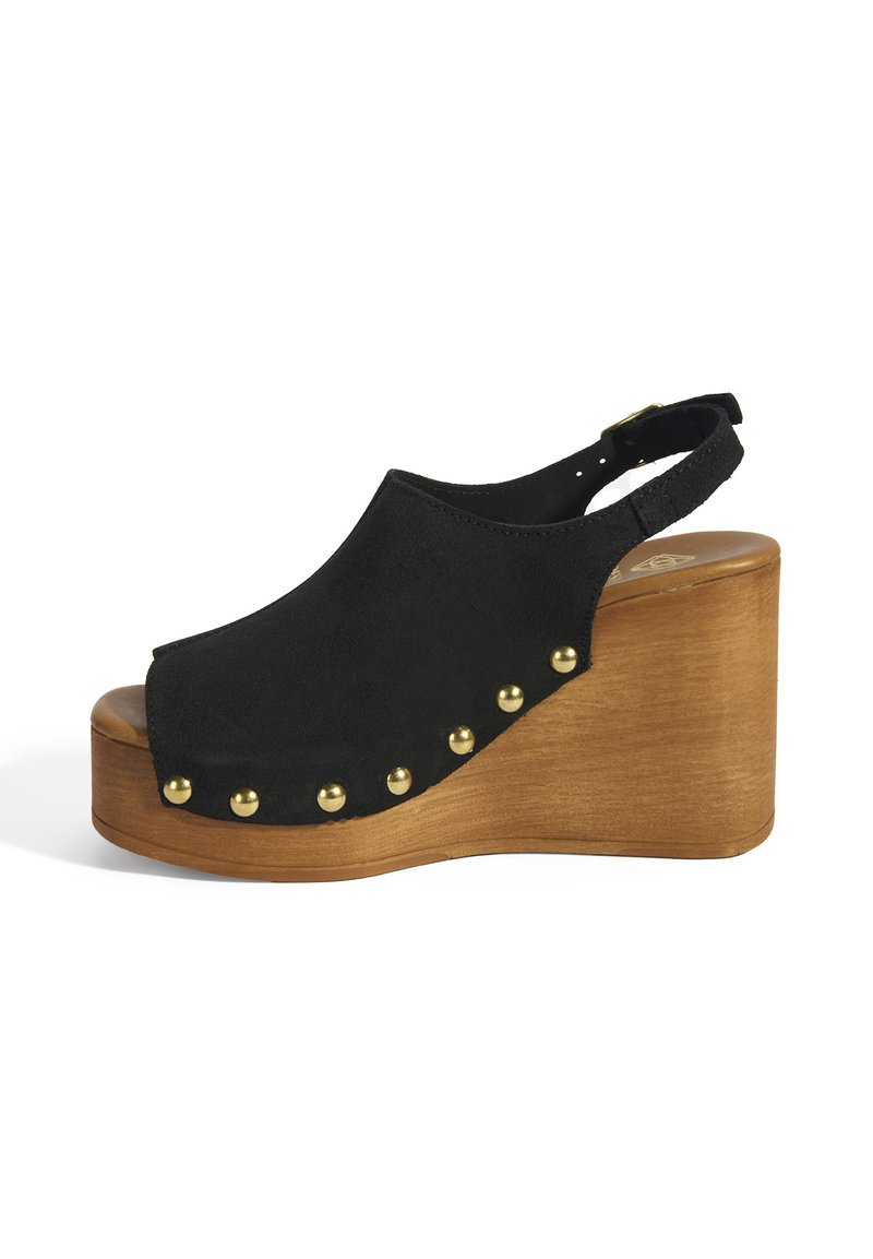 Schwarze Wildleder-Wedge-Sandale mit rundem, offenem Zehenbereich, Holzplattform und goldfarbenen Nieten an der Seite. Verstellbarer Slingback-Riemen.