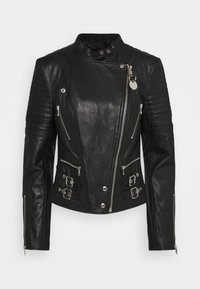 Svart lädermotorcykeljacka med quiltade axelpartier, asymmetrisk dragkedja, flera dragkedjefickor och detaljer i silver.