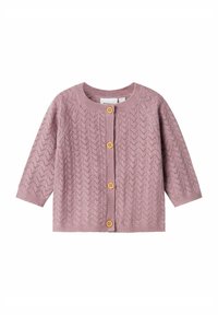 Gaiši rozā adīta kardigāna ar zivju kaulu rakstu, noapaļots dekoltē, un piecas koka pogas priekšā. Trīs ceturtdaļu piedurknes.