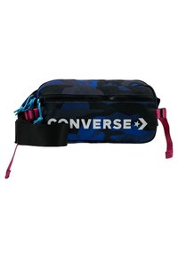 Petit sac bandoulière rectangulaire bleu et noir camouflage avec sangle réglable rose et noire et logo Converse blanc à l’avant.