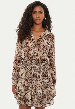 Abito con stampa leopardata, colletto con bottoni, maniche lunghe, orlo arricciato e vita elastica. Realizzato in un tessuto leggero e trasparente.