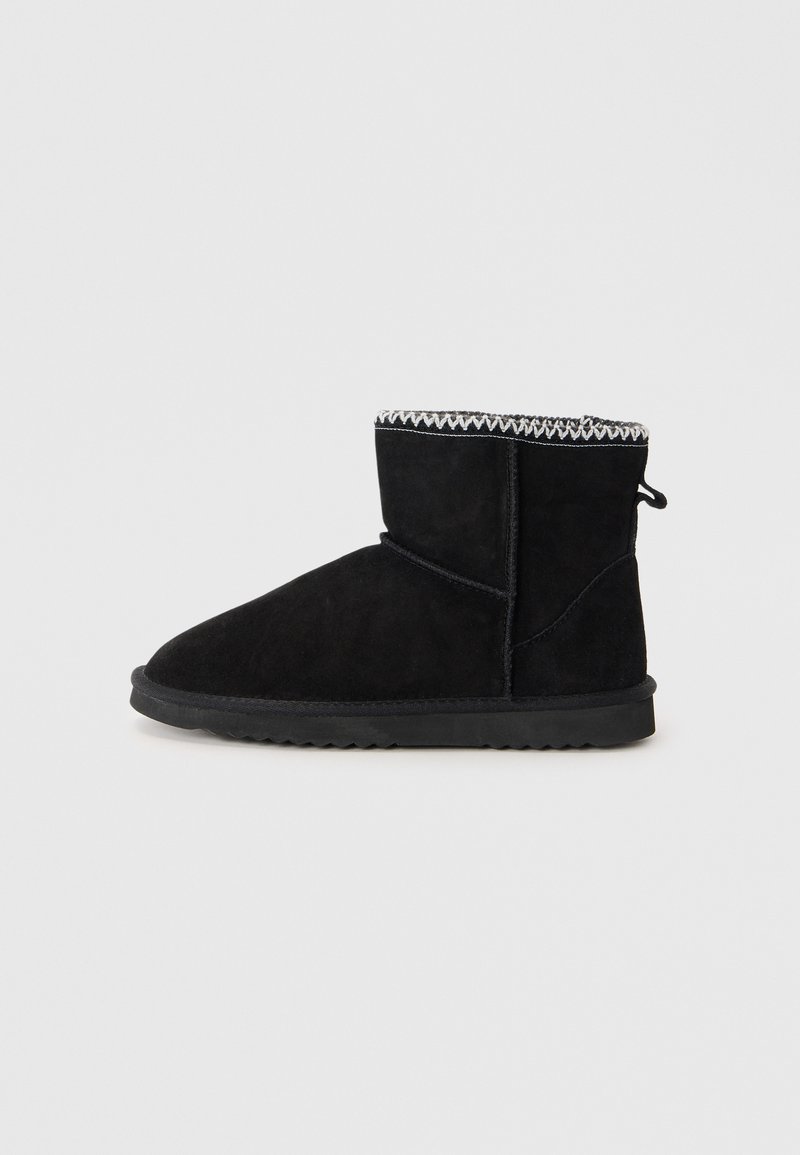Black suede ankle boots with a rounded toe and a textured rubber sole. Features a decorative knitted trim at the upper edge.