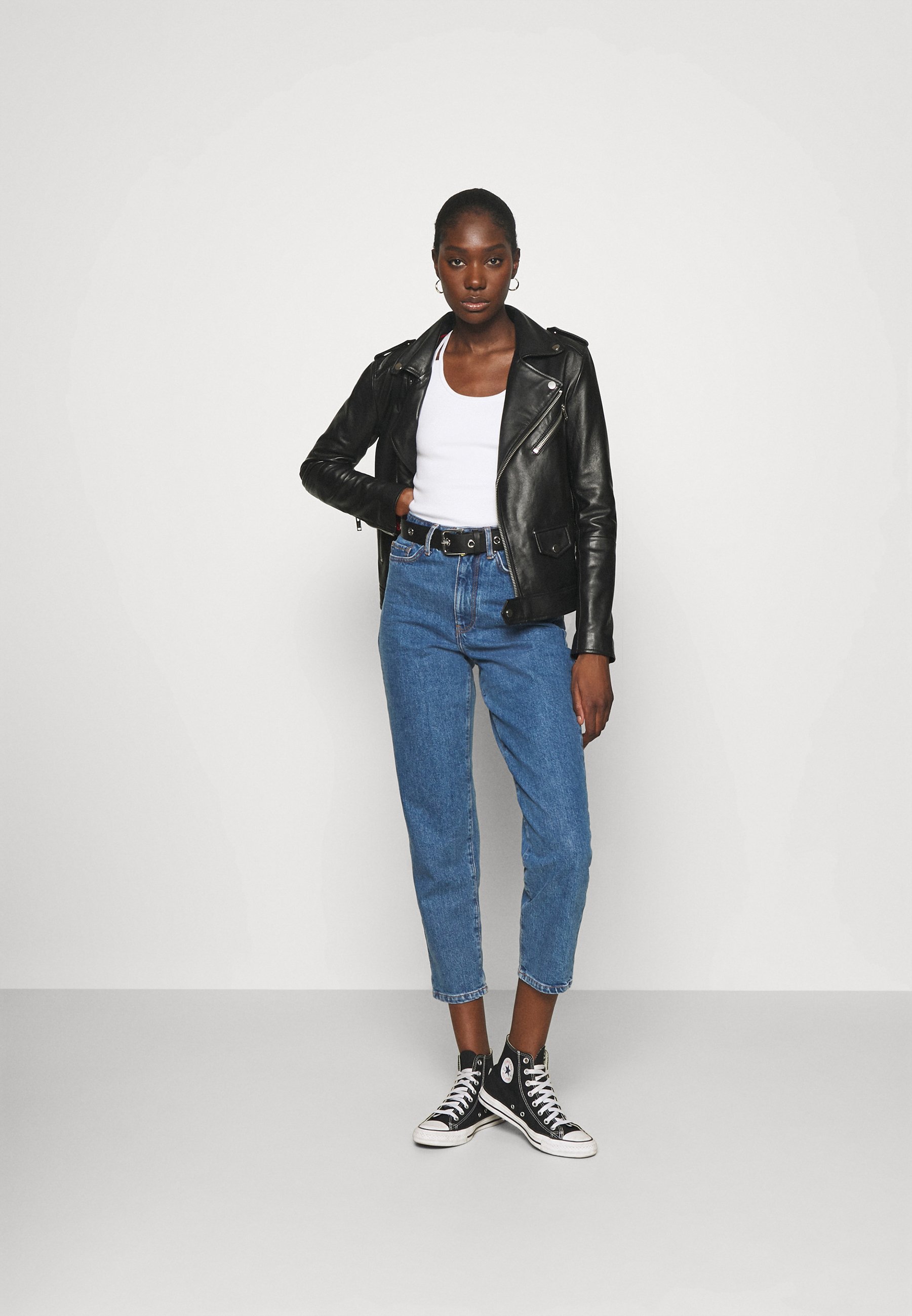 Zign Mom Fit jeans - Tiesaus kirpimo džinsai - blue denim/mėlynų džinsų -  Zalando.lt