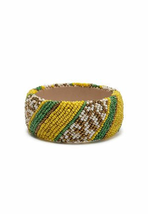 Bracciale largo coperto di perline di vetro gialle, verdi, bianche e dorate disposte in motivi diagonali e geometrici.
