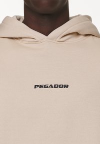 Pegador COLNE LOGO  - Luvtröja - washed desert sand