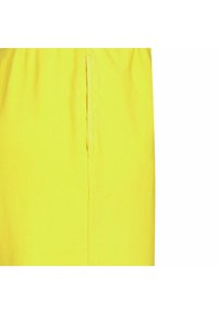 Gele katoenen rok met een elastische tailleband en een zijzak, met een gladde textuur en een rechte silhouet.