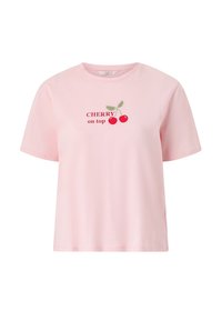 Lichtroze T-shirt met korte mouwen, met een rode kersillustratie en de tekst "CHERRY on top" gedrukt in het midden aan de voorkant.