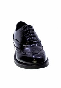 Scarpe eleganti in pelle nera con design allacciato, dettagli perforati, punta rotonda e finitura lucida. Suola in gomma nera con leggera elevazione.
