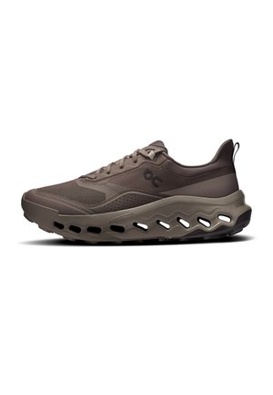 Baskets de sport marron avec tige en mesh et matière synthétique, fermeture à lacets et semelle rembourrée présentant de grandes découpes pour la ventilation et le maintien.