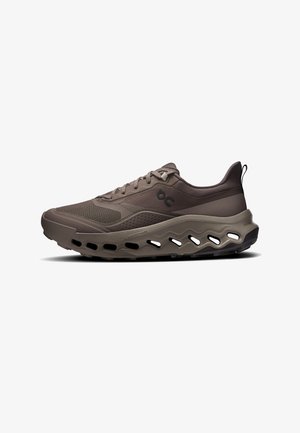 Brun atletisk sneaker med mesh og syntetisk overdel, snørelukning og polstret sål med store udskårne huller til ventilation og støtte.