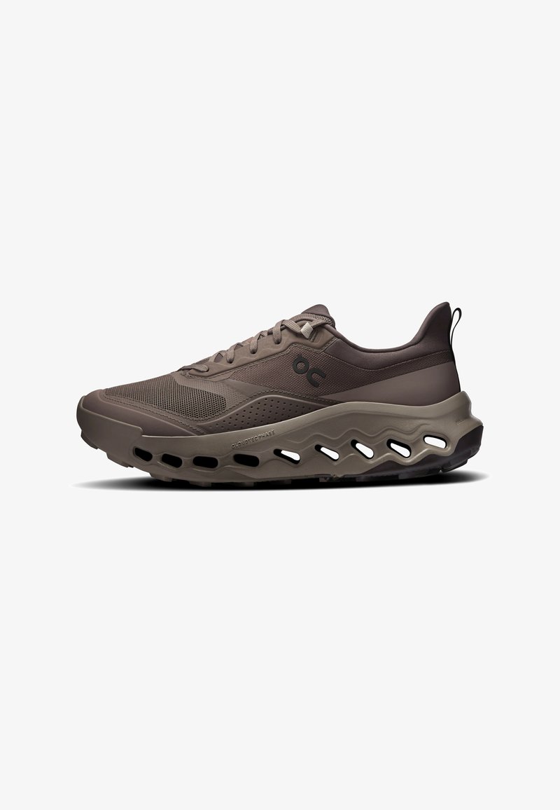 Baskets de sport marron avec tige en mesh et matière synthétique, fermeture à lacets et semelle rembourrée présentant de grandes découpes pour la ventilation et le maintien.