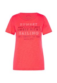 Camiseta de manga corta y cuello redondo en color coral brillante con un acabado texturizado, que presenta texto impreso en blanco y negro con temática náutica.
