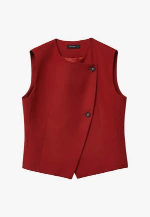 Gilet rosso senza maniche con pannelli frontali sovrapposti asimmetrici fissati da due bottoni neri, etichettato "Calliope" in taglia piccola.
