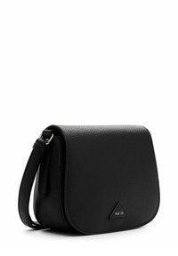 Schwarze Crossbody-Tasche aus strukturiertem Leder mit Klappverschluss und verstellbarem Riemen, vorne mit kleinem dreieckigem Logopatch.