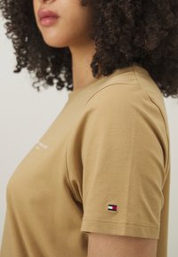 Tommy Hilfiger MINI LOGO - Jednoduché tričko - classic khaki