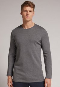 Grijze longsleeve shirt van zachte stof, met een ronde halslijn en een eenvoudig ontwerp zonder patronen of accenten.