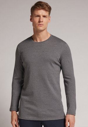 Graues Langarmshirt aus weichem Material, mit Rundhalsausschnitt und einfachem Design ohne Muster oder Akzente.