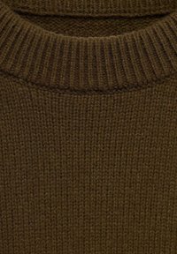 Dunkelbrauner gestrickter Pullover mit einem gerippten Rundhalsausschnitt. Die Textur ist weich und leicht voluminös, mit einem durchgängigen Strickmuster.