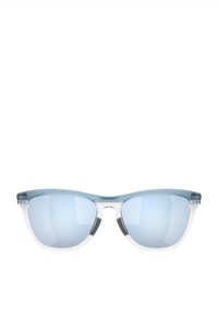 Occhiali da sole tinti di blu con montatura trasparente, forma a occhio di gatto e lenti specchiate. Hardware minimo e superficie liscia.
