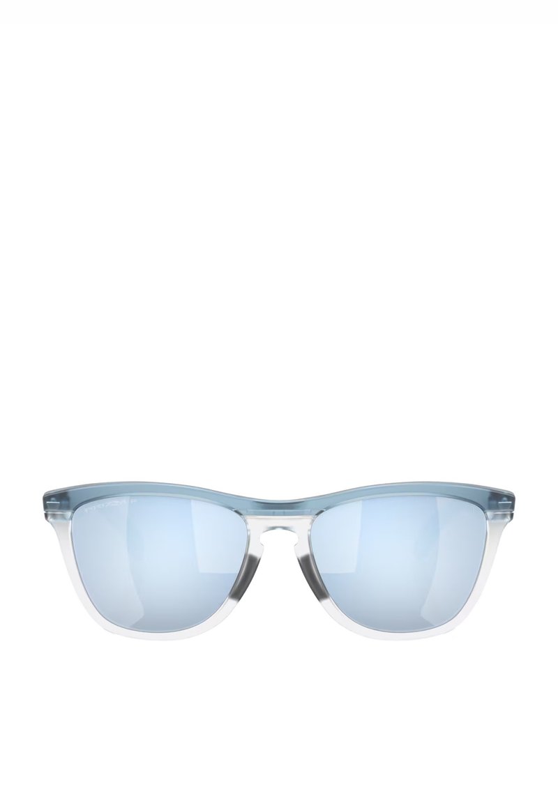 Occhiali da sole tinti di blu con montatura trasparente, forma a occhio di gatto e lenti specchiate. Hardware minimo e superficie liscia.