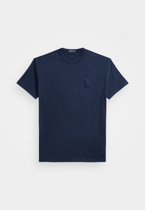 Marineblå bomulls T-skjorte med korte ermer, rund hals og en subtil brodert logo på venstre bryst. Glatt tekstur, enkel design.