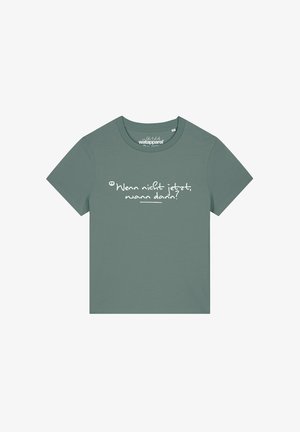 T-shirt en coton kaki vert à manches courtes et col rond. Texte imprimé en blanc : "Wenn nicht jetzt, wann dann?"