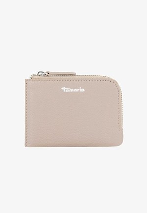 Kleine beige Lederbrieftasche mit Reißverschluss, vorn mit silbernem Tamaris-Logo und einem silbernen Reißverschluss-Anhänger.