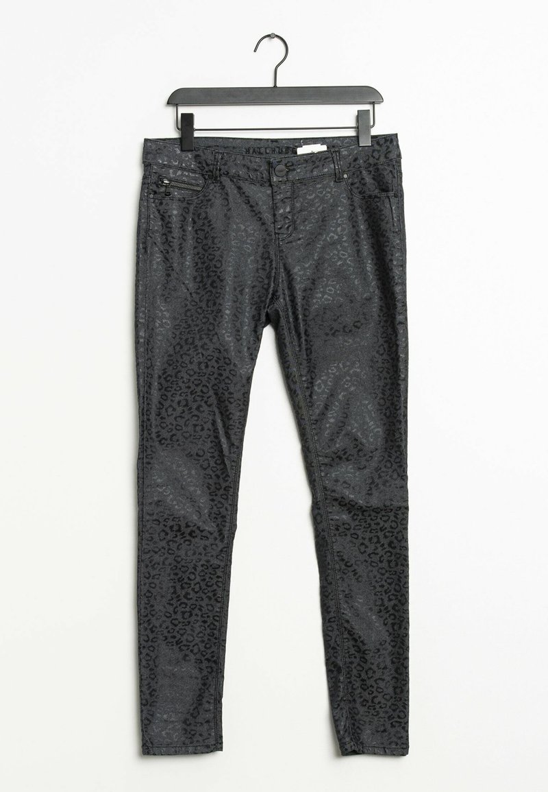 Jean en denim noir avec un motif discret imprimé léopard, doté de poches avant et d'un détail zippé sur le côté. Texture lisse.
