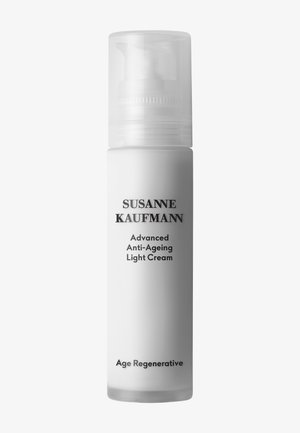 Crème légère anti-âge avancée Susanne Kaufmann dans un flacon pompe blanc étiqueté "Age Regenerative."