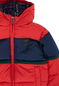 Giacca puffer rossa e blu con strisce verdi, chiusura con zip e fodera interna a quadri. Presenta una patch logo nera sul petto.