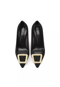 Scarpe con tacco alto nere a punta, con una fibbia quadrata decorata in oro goffrato sul davanti. Materiale in satin liscio.