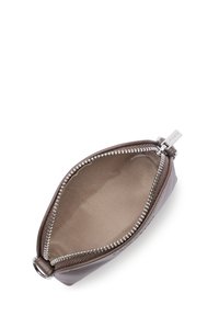 Bustina di pelle marrone con chiusura a zip, caratterizzata da un esterno liscio e una fodera in tessuto beige. Forma ovale compatta, dettagli hardware minimi.