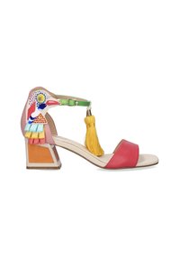 Sandal de mujer colorido con una tira de dedo de cuero rosa, tira de tobillo verde, borlas amarillas y acentos decorativos multicolores en el tacón.