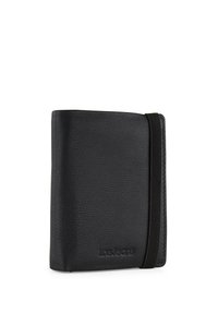 Cartera de cuero negro con un acabado texturizado, una banda elástica y un logo en relieve. Forma rectangular, diseño compacto para un fácil almacenamiento.